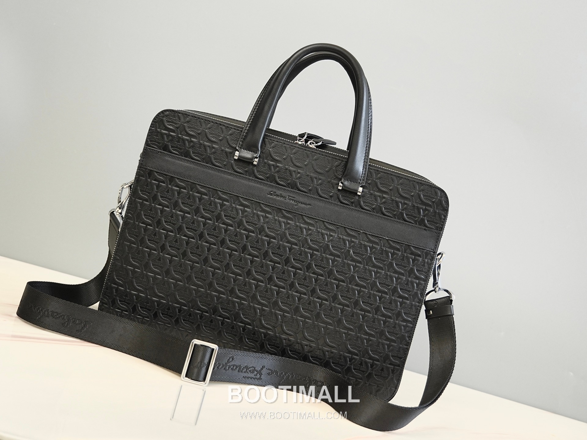 Salvatore Ferragamo Gancini Embossed Calfskin Briefcase Crossbody Bag with Front Zip Pocket 살바토레페라가모 간치니 엠보스 카프스킨 프론트 지퍼 브리프케이스 크로스바디백 H2116079 39cm 9