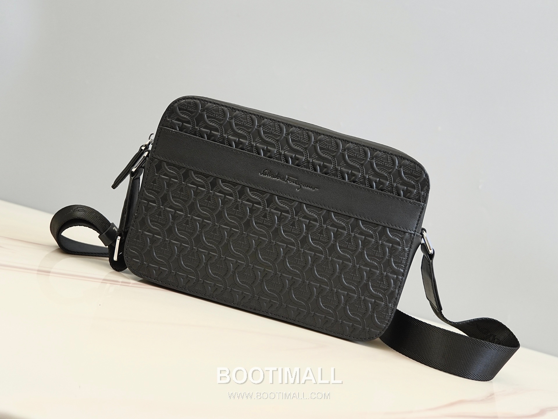 Salvatore Ferragamo Gancini Embossed Calfskin Camera Crossbody Bag with Front Zip Pocket 살바토레페라가모 간치니 엠보스 카프스킨 프론트 지퍼 카메라 크로스바디백 H2116053 25cm 1