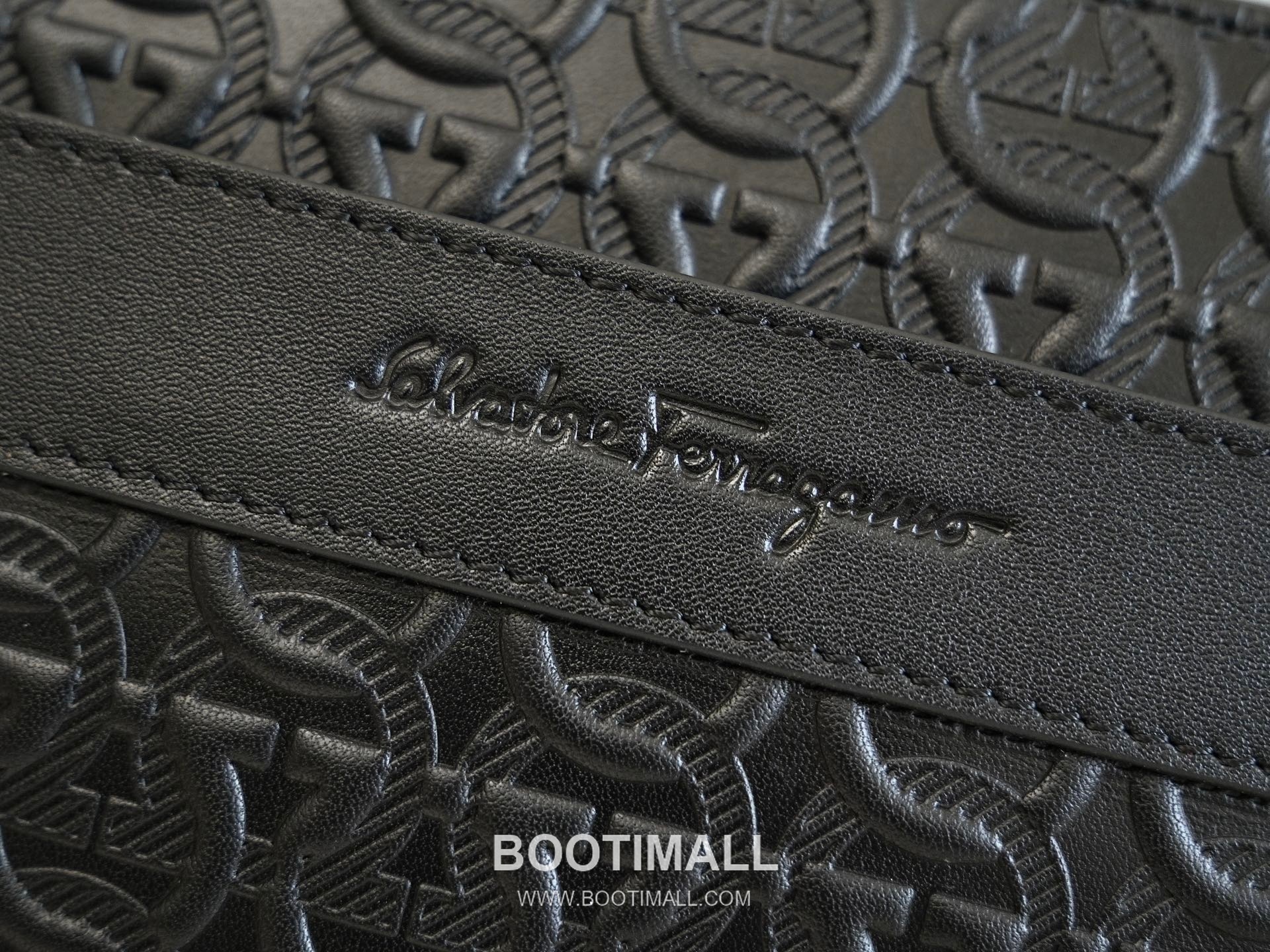 Salvatore Ferragamo Gancini Embossed Calfskin Camera Crossbody Bag with Front Zip Pocket 살바토레페라가모 간치니 엠보스 카프스킨 프론트 지퍼 카메라 크로스바디백 H2116053 25cm 2