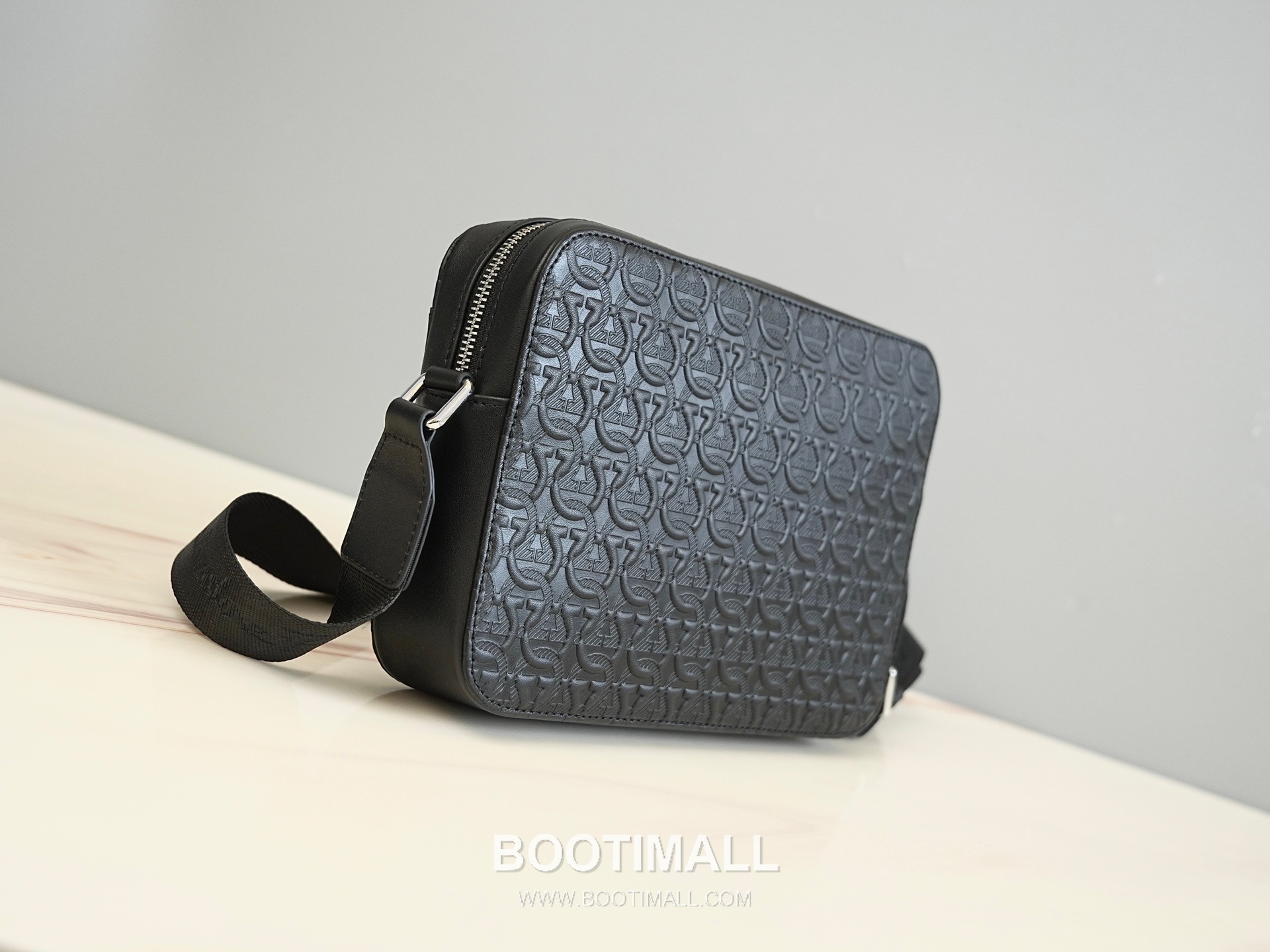 Salvatore Ferragamo Gancini Embossed Calfskin Camera Crossbody Bag with Front Zip Pocket 살바토레페라가모 간치니 엠보스 카프스킨 프론트 지퍼 카메라 크로스바디백 H2116053 25cm 3