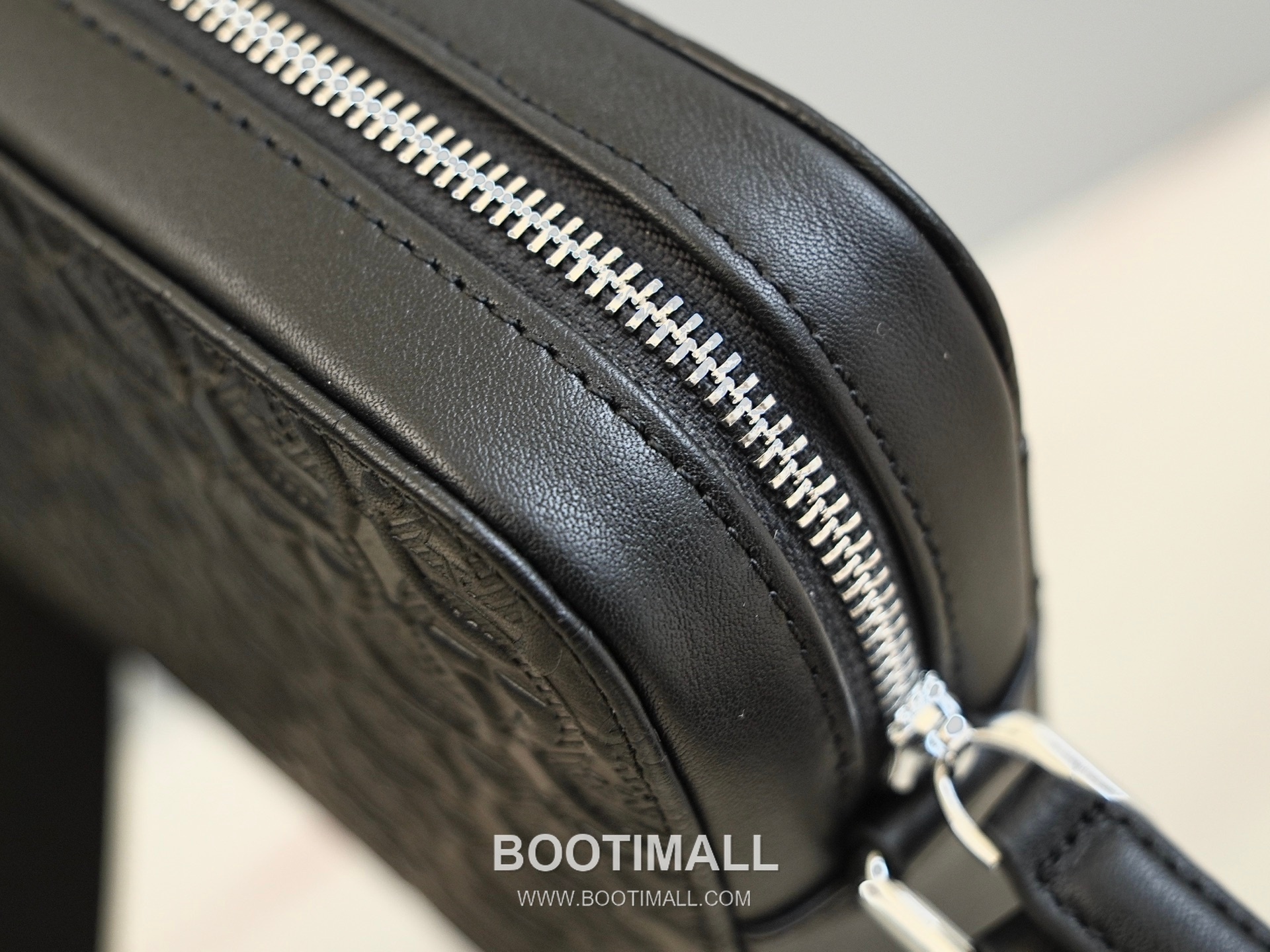 Salvatore Ferragamo Gancini Embossed Calfskin Camera Crossbody Bag with Front Zip Pocket 살바토레페라가모 간치니 엠보스 카프스킨 프론트 지퍼 카메라 크로스바디백 H2116053 25cm 4