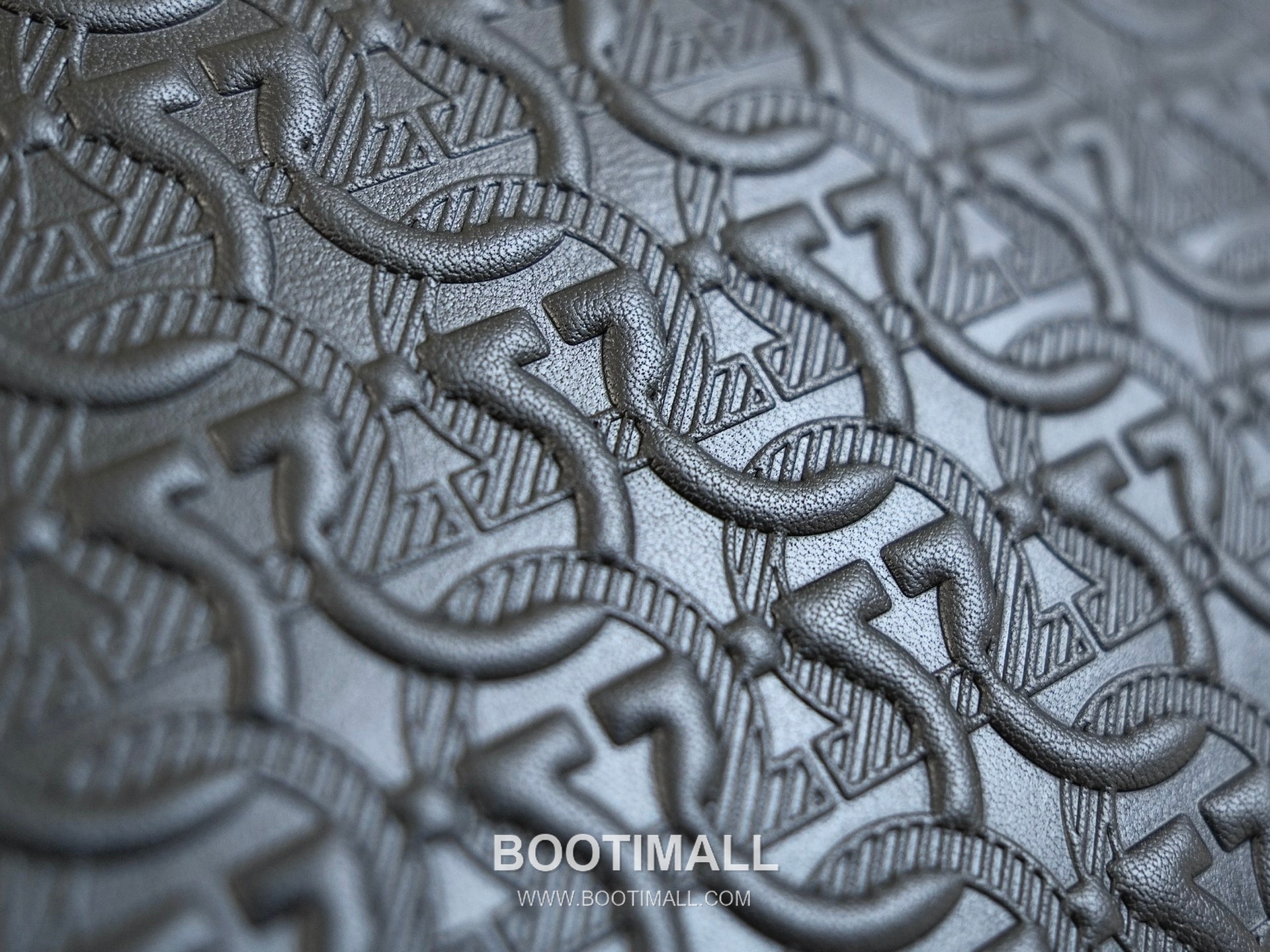 Salvatore Ferragamo Gancini Embossed Calfskin Camera Crossbody Bag with Front Zip Pocket 살바토레페라가모 간치니 엠보스 카프스킨 프론트 지퍼 카메라 크로스바디백 H2116053 25cm 5