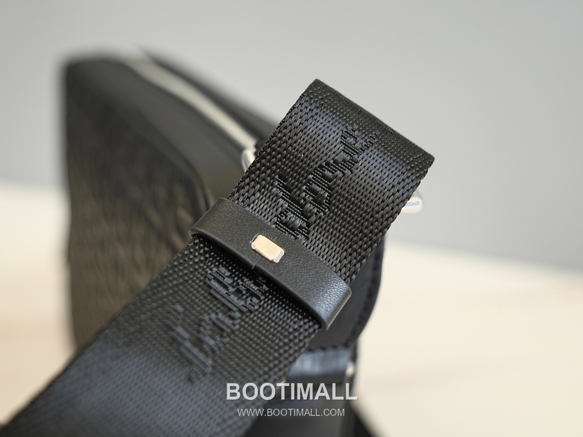 Salvatore Ferragamo Gancini Embossed Calfskin Camera Crossbody Bag with Front Zip Pocket 살바토레페라가모 간치니 엠보스 카프스킨 프론트 지퍼 카메라 크로스바디백 H2116053 25cm 6