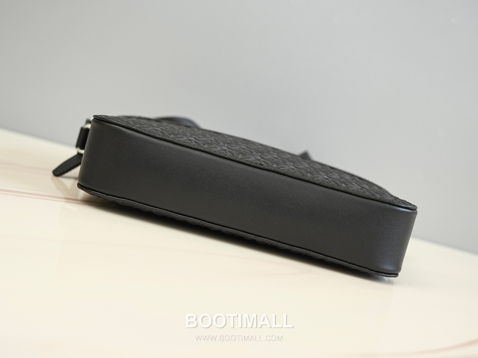 Salvatore Ferragamo Gancini Embossed Calfskin Camera Crossbody Bag with Front Zip Pocket 살바토레페라가모 간치니 엠보스 카프스킨 프론트 지퍼 카메라 크로스바디백 H2116053 25cm 7