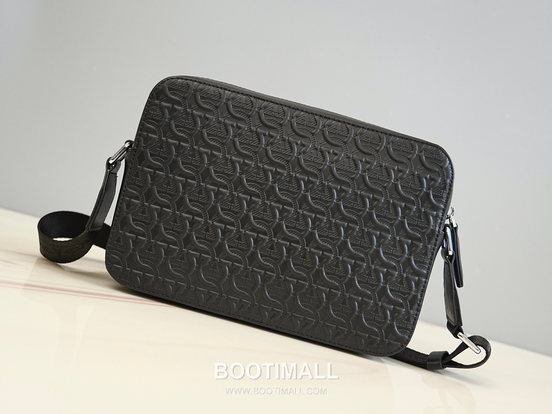 Salvatore Ferragamo Gancini Embossed Calfskin Camera Crossbody Bag with Front Zip Pocket 살바토레페라가모 간치니 엠보스 카프스킨 프론트 지퍼 카메라 크로스바디백 H2116053 25cm 8