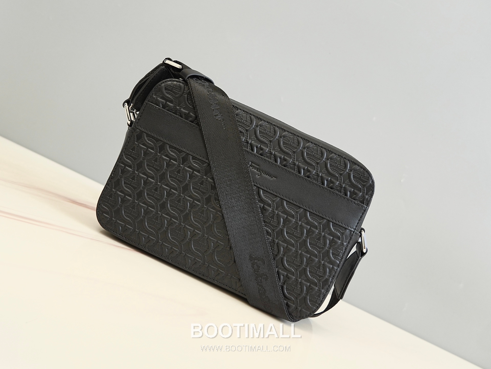 Salvatore Ferragamo Gancini Embossed Calfskin Camera Crossbody Bag with Front Zip Pocket 살바토레페라가모 간치니 엠보스 카프스킨 프론트 지퍼 카메라 크로스바디백 H2116053 25cm 9