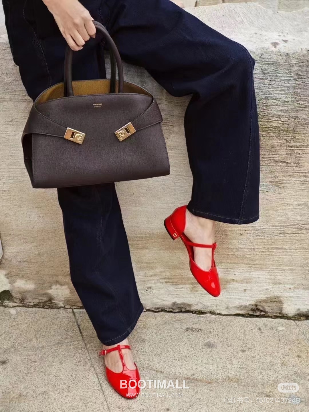 Salvatore Ferragamo Hug Nappa Calfskin Top Handle Shoulder Bag with Embrace Lock 살바토레페라가모 허그 나파 카프스킨 탑핸들 숄더백 205608 31.5cm 1