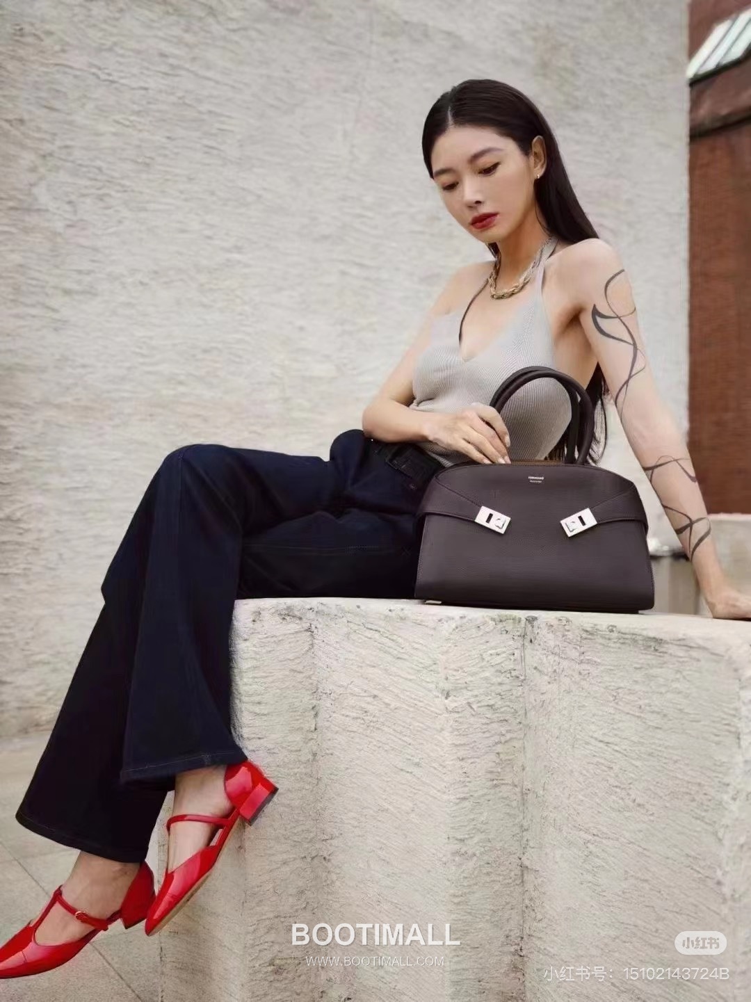 Salvatore Ferragamo Hug Nappa Calfskin Top Handle Shoulder Bag with Embrace Lock 살바토레페라가모 허그 나파 카프스킨 탑핸들 숄더백 205608 31.5cm 2