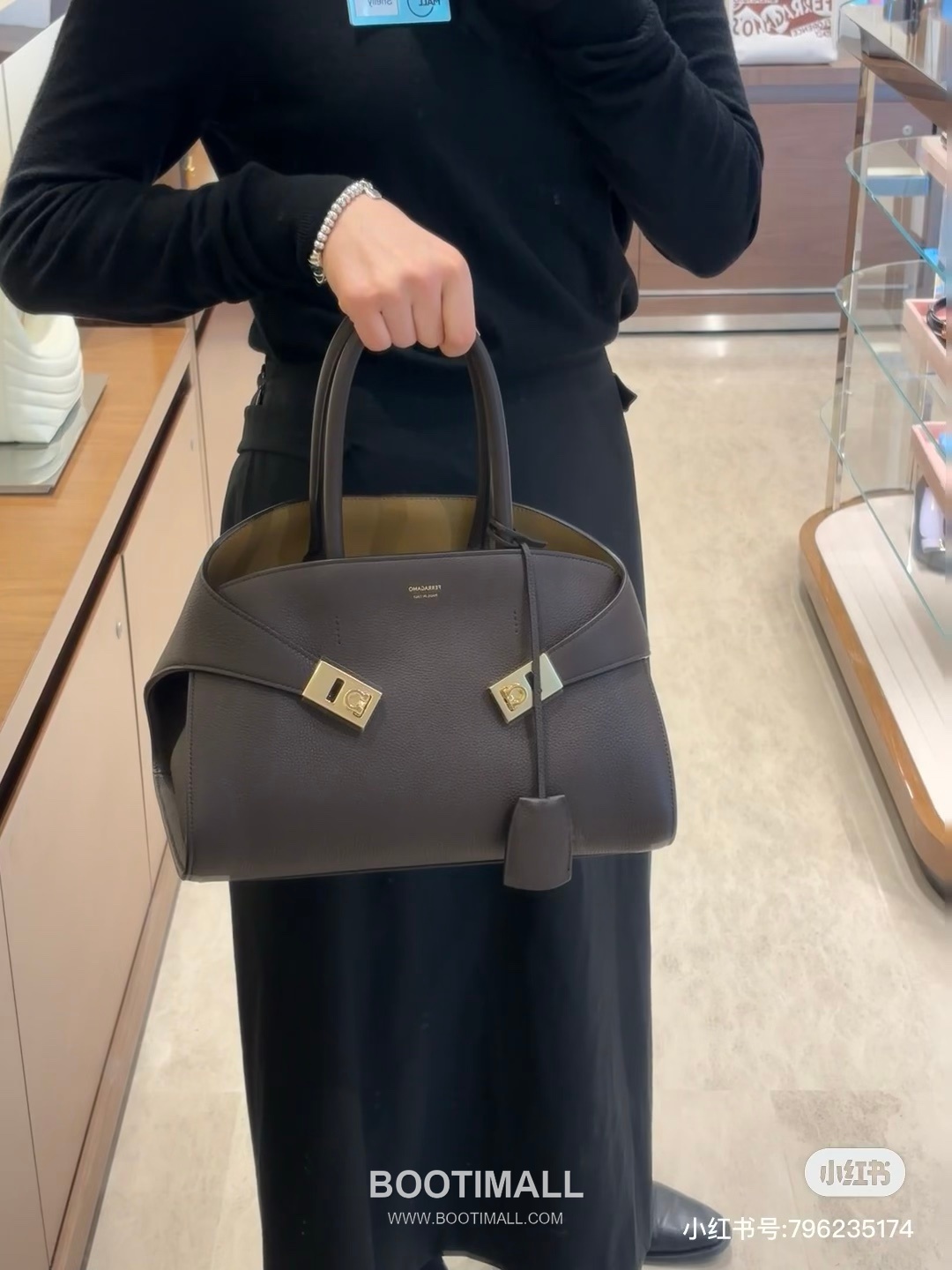 Salvatore Ferragamo Hug Nappa Calfskin Top Handle Shoulder Bag with Embrace Lock 살바토레페라가모 허그 나파 카프스킨 탑핸들 숄더백 205608 31.5cm 5