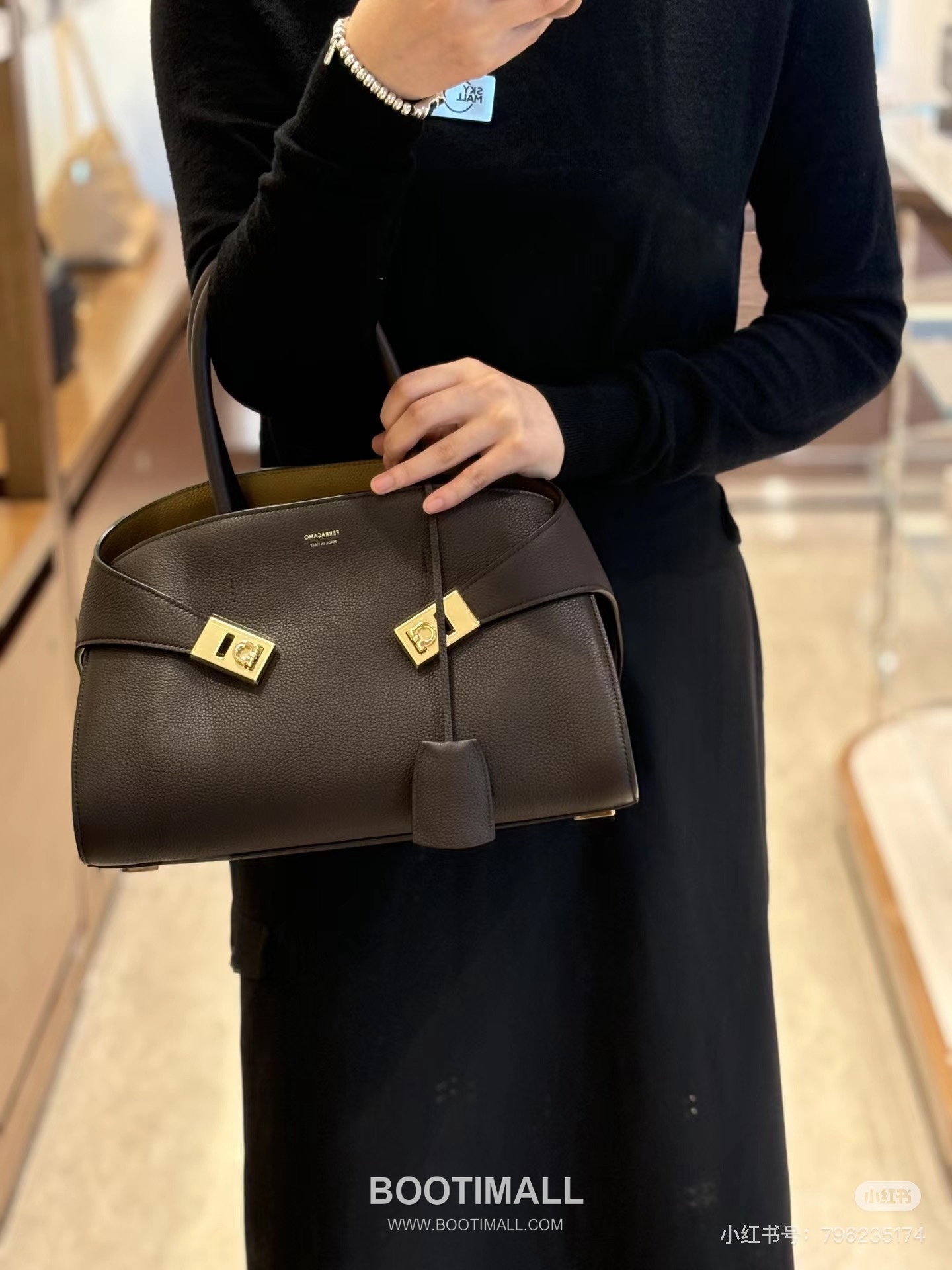 Salvatore Ferragamo Hug Nappa Calfskin Top Handle Shoulder Bag with Embrace Lock 살바토레페라가모 허그 나파 카프스킨 탑핸들 숄더백 205608 31.5cm 6