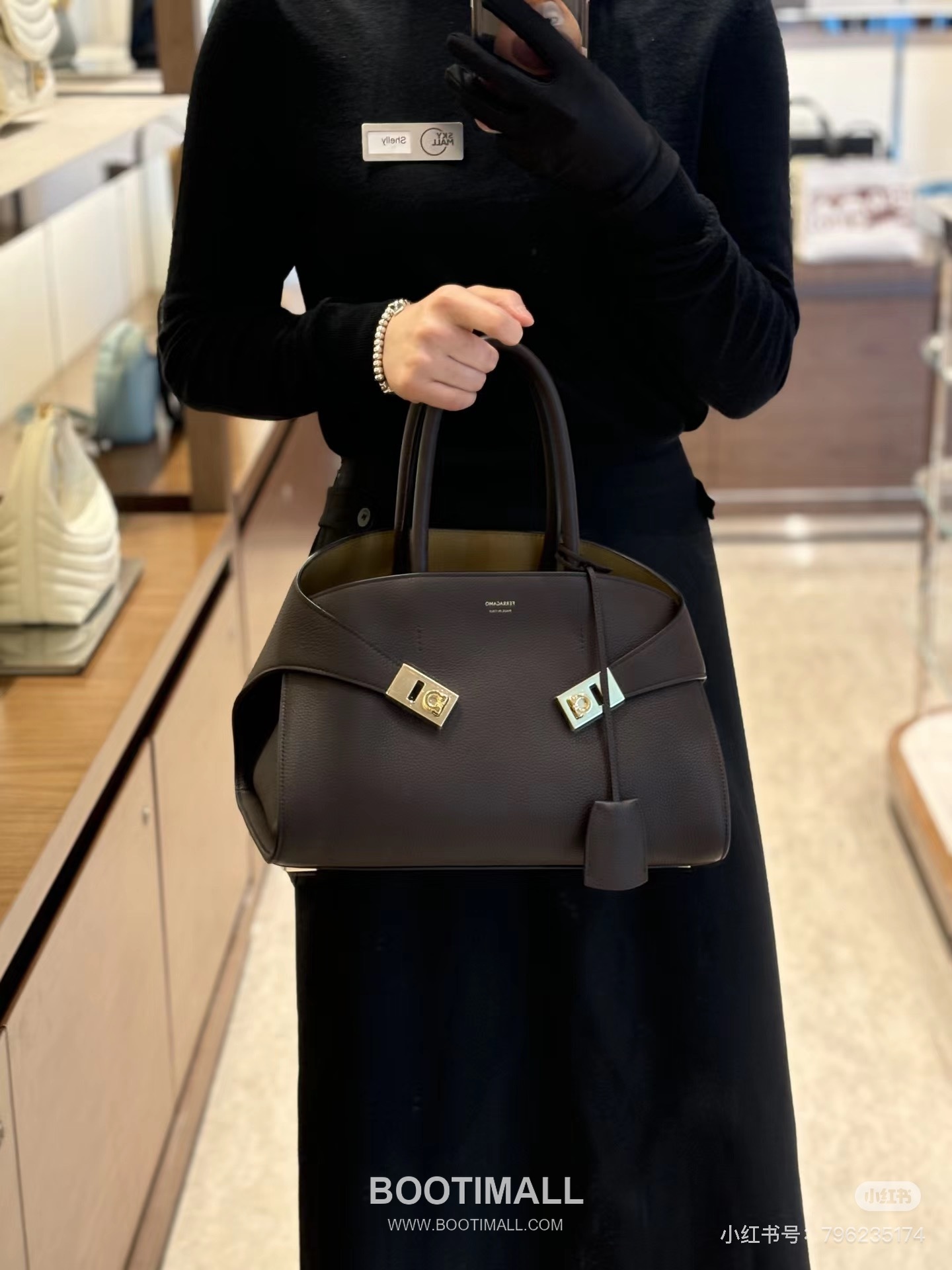 Salvatore Ferragamo Hug Nappa Calfskin Top Handle Shoulder Bag with Embrace Lock 살바토레페라가모 허그 나파 카프스킨 탑핸들 숄더백 205608 31.5cm 7