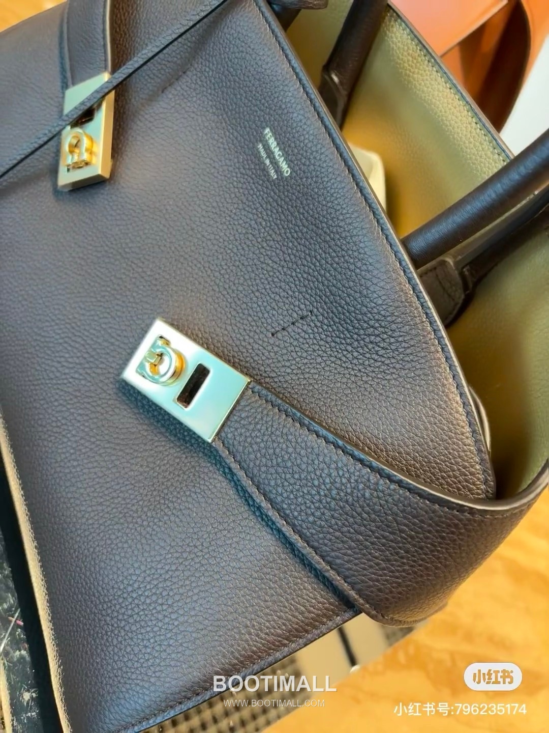 Salvatore Ferragamo Hug Nappa Calfskin Top Handle Shoulder Bag with Embrace Lock 살바토레페라가모 허그 나파 카프스킨 탑핸들 숄더백 205608 31.5cm 8