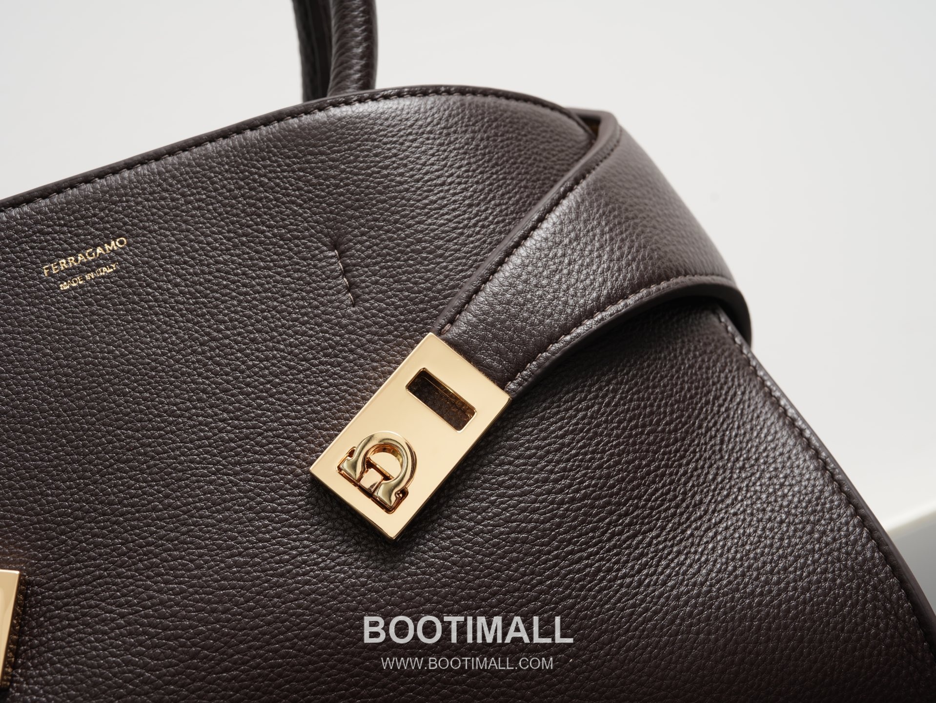 Salvatore Ferragamo Hug Nappa Calfskin Top Handle Shoulder Bag with Embrace Lock 살바토레페라가모 허그 나파 카프스킨 탑핸들 숄더백 205608 31.5cm 12