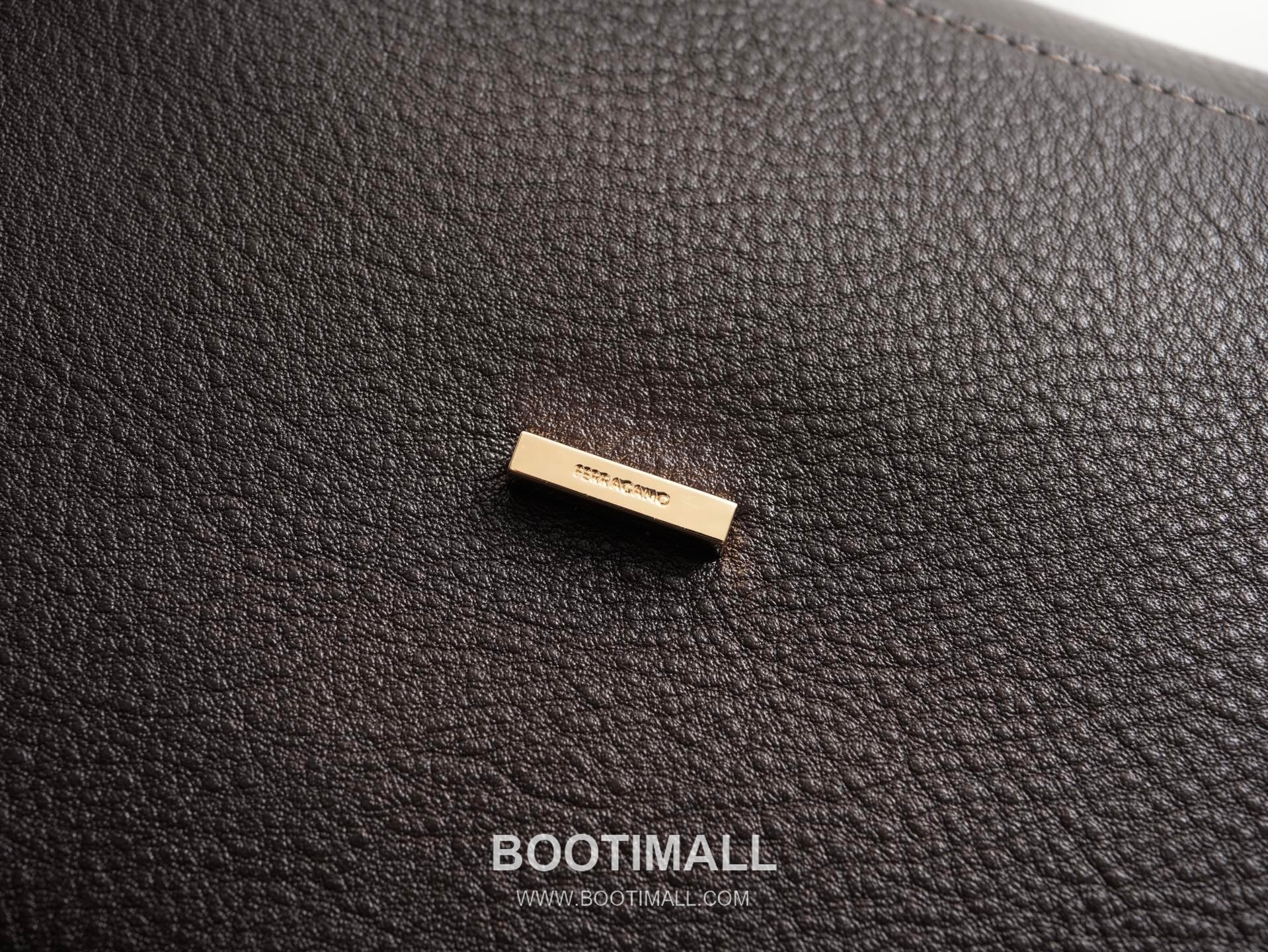 Salvatore Ferragamo Hug Nappa Calfskin Top Handle Shoulder Bag with Embrace Lock 살바토레페라가모 허그 나파 카프스킨 탑핸들 숄더백 205608 31.5cm 14