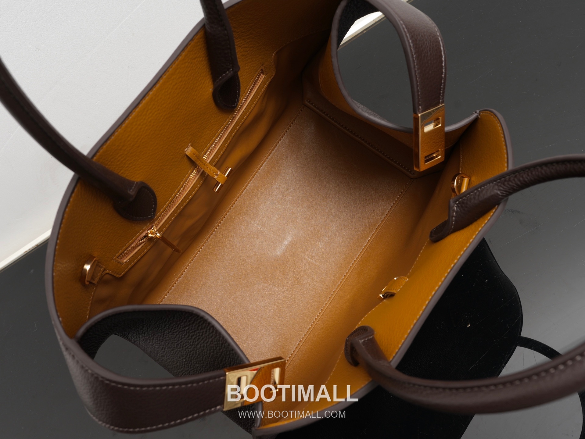 Salvatore Ferragamo Hug Nappa Calfskin Top Handle Shoulder Bag with Embrace Lock 살바토레페라가모 허그 나파 카프스킨 탑핸들 숄더백 205608 31.5cm 15