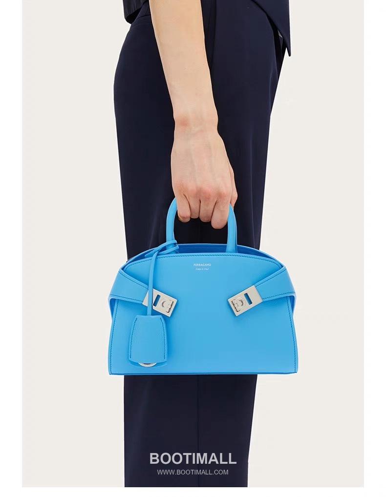 Salvatore Ferragamo Hug Nappa Calfskin Top Handle Shoulder Bag with Embrace Lock 살바토레페라가모 허그 나파 카프스킨 탑핸들 숄더백 205608 31.5cm 4