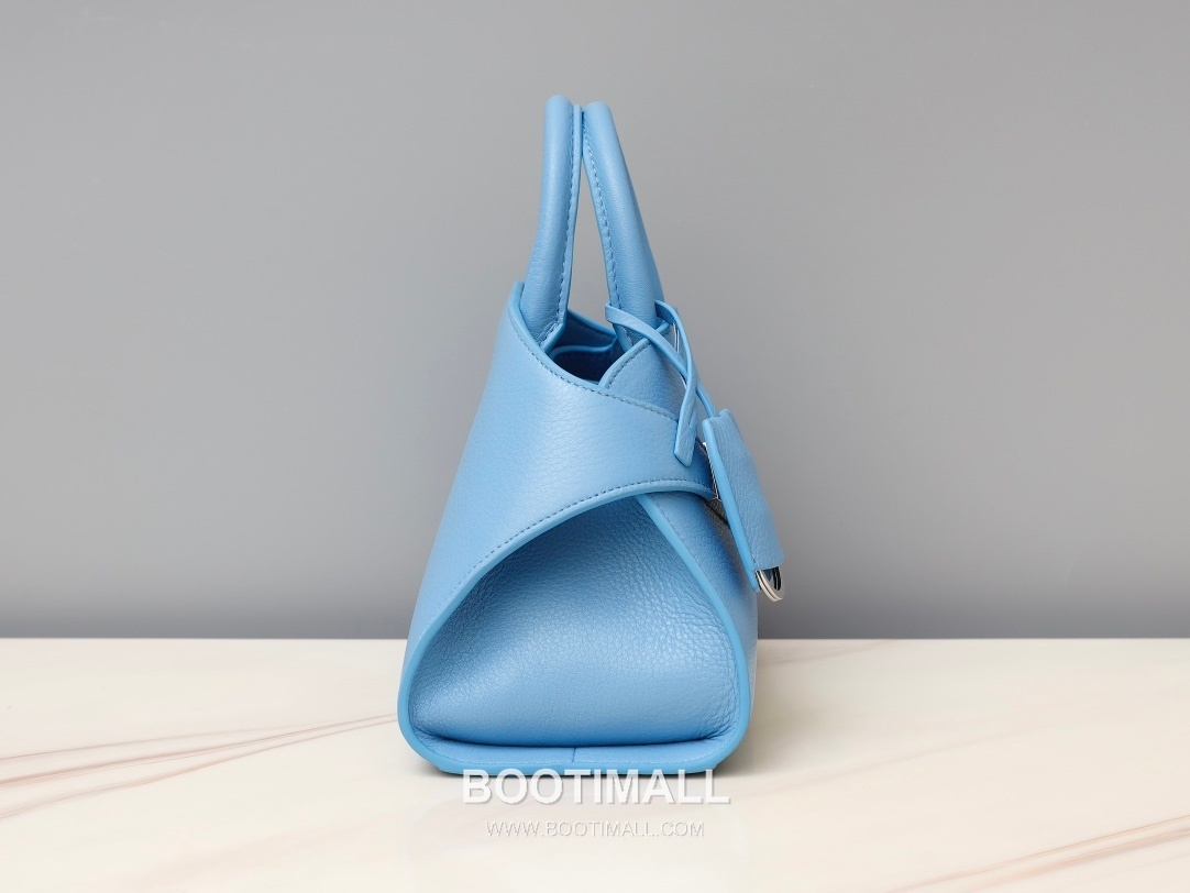 Salvatore Ferragamo Hug Nappa Calfskin Top Handle Shoulder Bag with Embrace Lock 살바토레페라가모 허그 나파 카프스킨 탑핸들 숄더백 205608 31.5cm 11