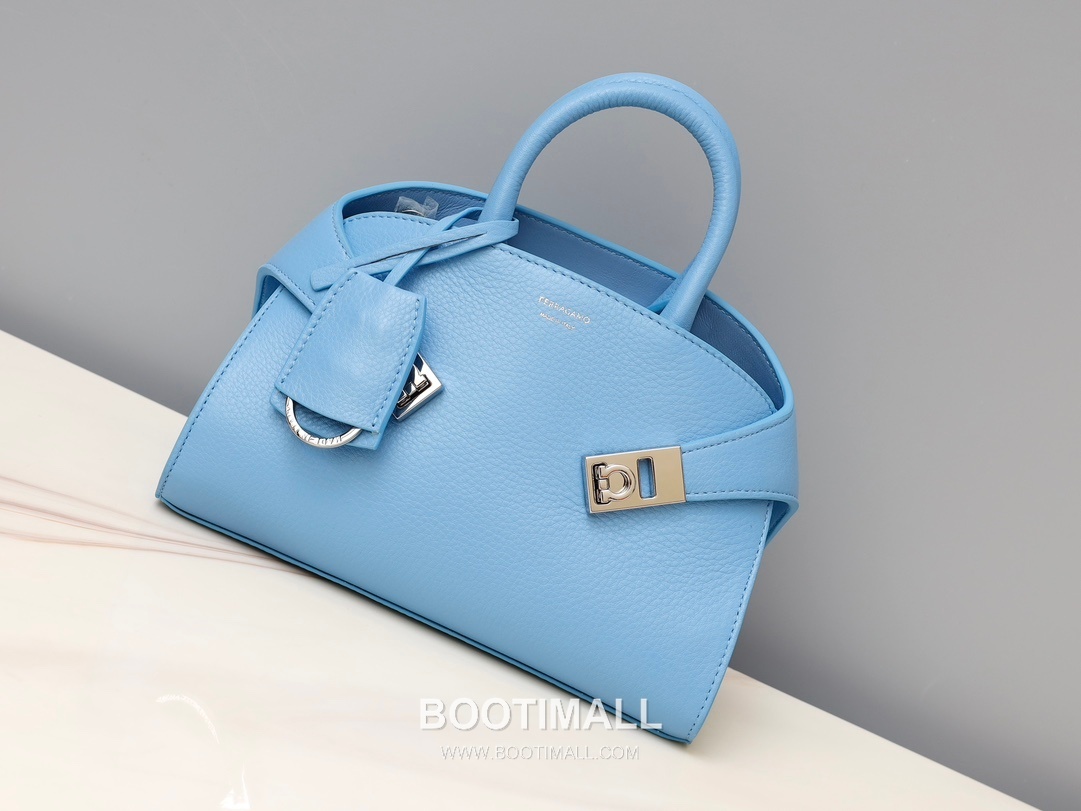 Salvatore Ferragamo Hug Nappa Calfskin Top Handle Shoulder Bag with Embrace Lock 살바토레페라가모 허그 나파 카프스킨 탑핸들 숄더백 205608 31.5cm 13