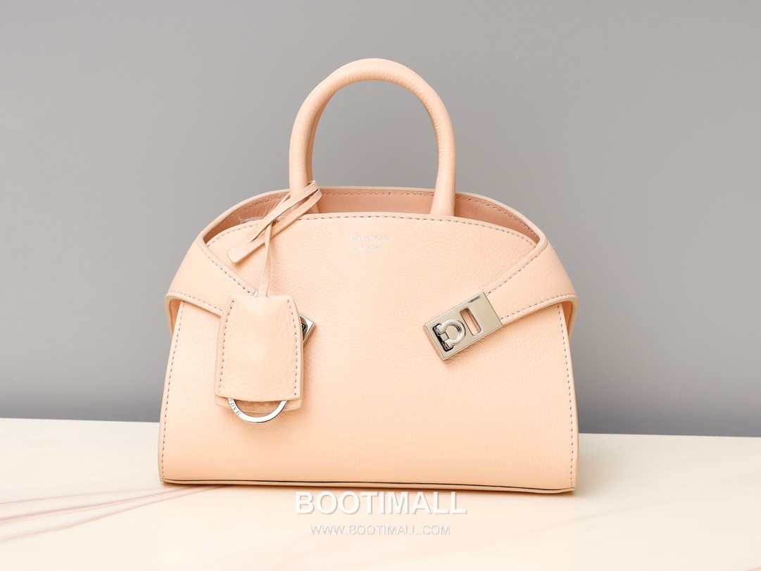 Salvatore Ferragamo Hug Nappa Calfskin Top Handle Shoulder Bag with Embrace Lock 살바토레페라가모 허그 나파 카프스킨 탑핸들 숄더백 205608 31.5cm 9