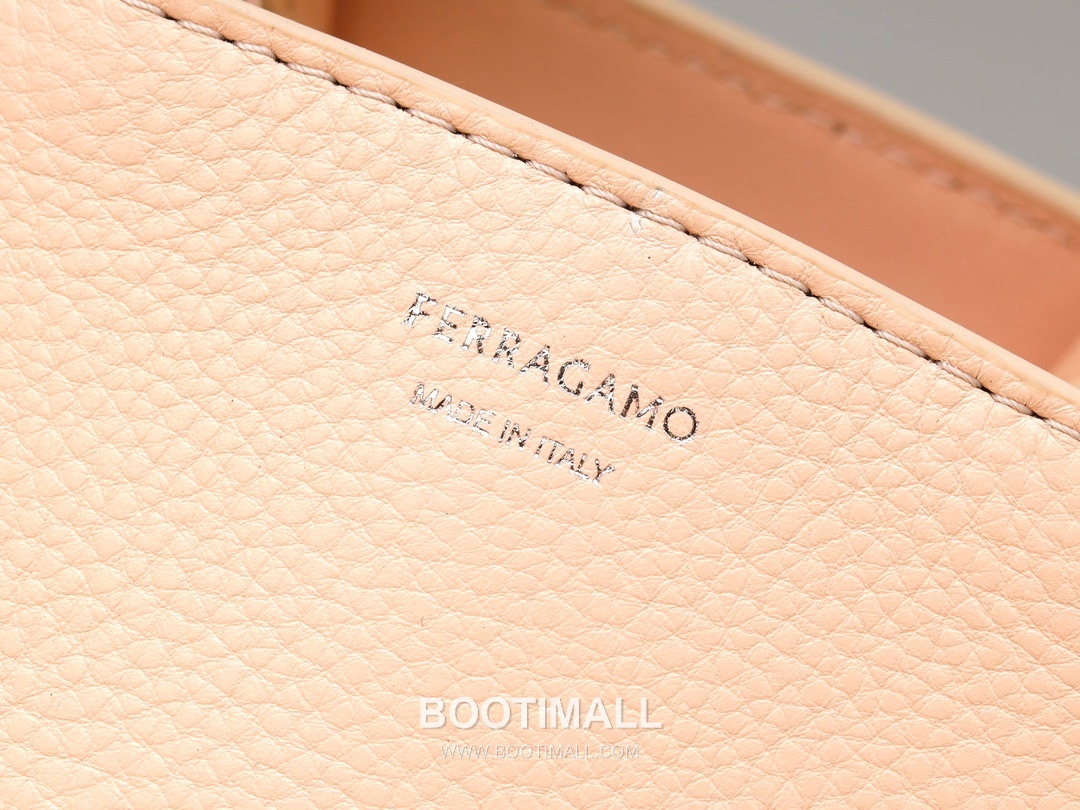 Salvatore Ferragamo Hug Nappa Calfskin Top Handle Shoulder Bag with Embrace Lock 살바토레페라가모 허그 나파 카프스킨 탑핸들 숄더백 205608 31.5cm 10