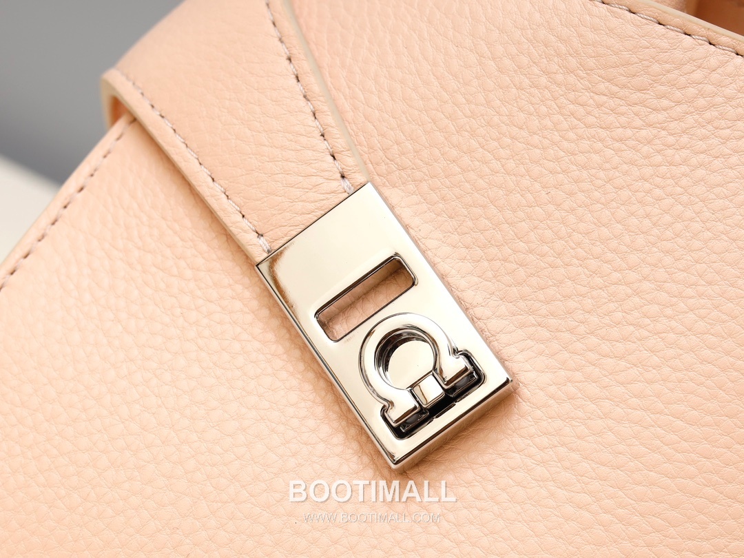 Salvatore Ferragamo Hug Nappa Calfskin Top Handle Shoulder Bag with Embrace Lock 살바토레페라가모 허그 나파 카프스킨 탑핸들 숄더백 205608 31.5cm 11