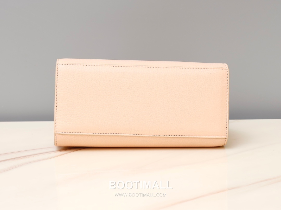 Salvatore Ferragamo Hug Nappa Calfskin Top Handle Shoulder Bag with Embrace Lock 살바토레페라가모 허그 나파 카프스킨 탑핸들 숄더백 205608 31.5cm 12