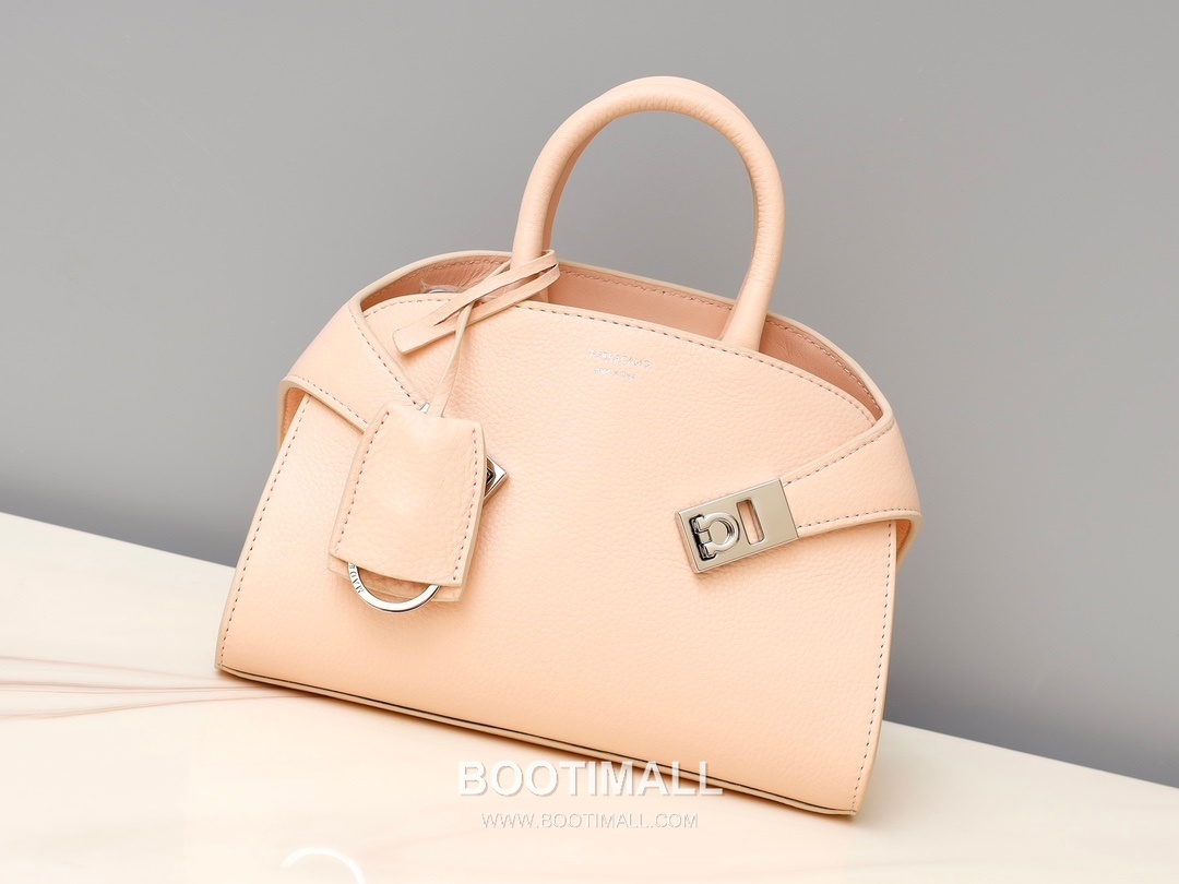 Salvatore Ferragamo Hug Nappa Calfskin Top Handle Shoulder Bag with Embrace Lock 살바토레페라가모 허그 나파 카프스킨 탑핸들 숄더백 205608 31.5cm 15