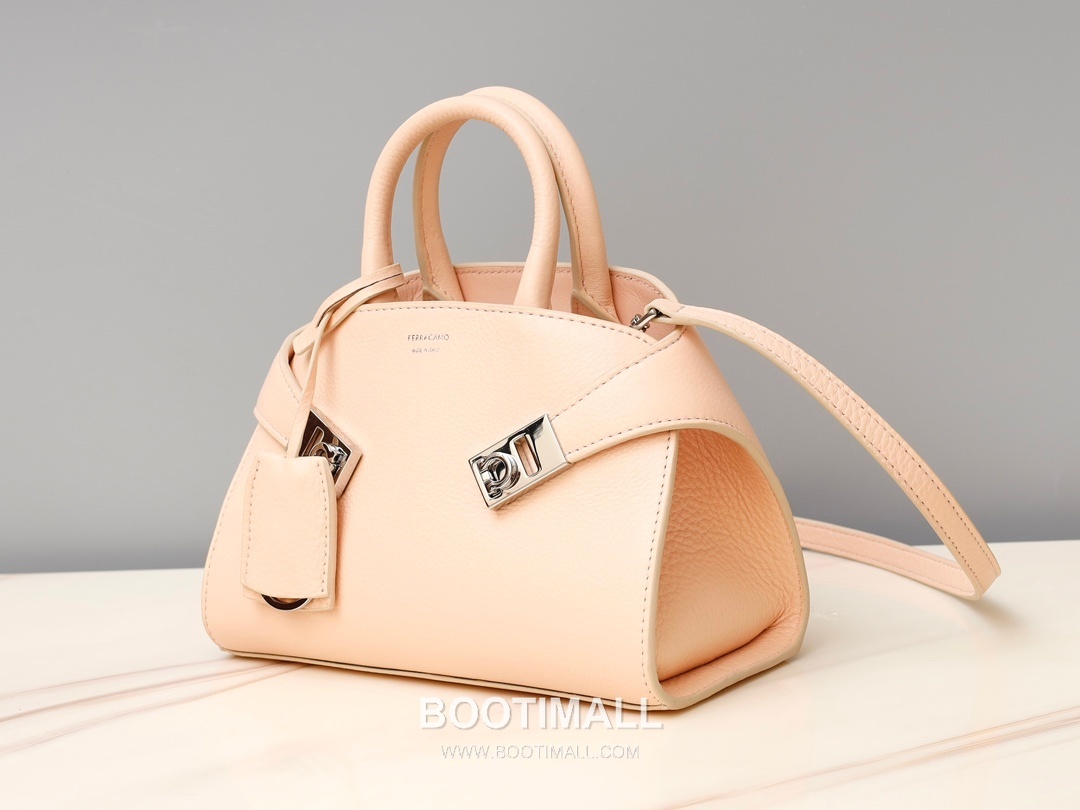 Salvatore Ferragamo Hug Nappa Calfskin Top Handle Shoulder Bag with Embrace Lock 살바토레페라가모 허그 나파 카프스킨 탑핸들 숄더백 205608 31.5cm 16