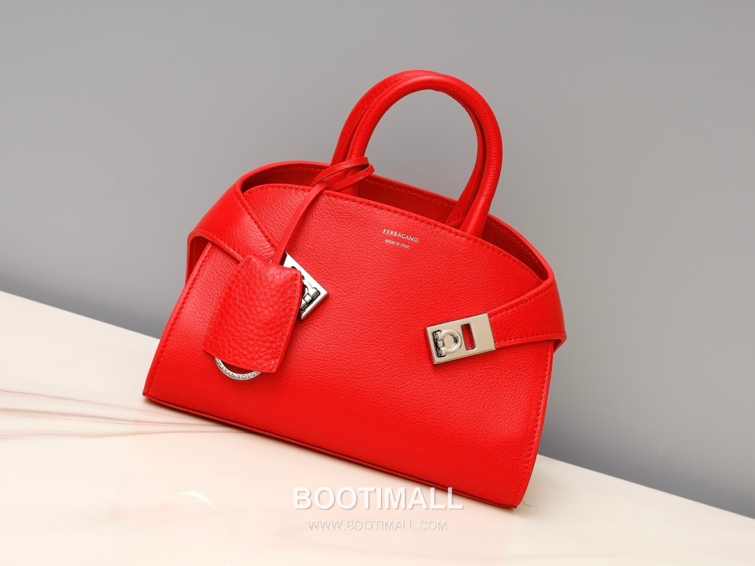 Salvatore Ferragamo Hug Nappa Calfskin Top Handle Shoulder Bag with Embrace Lock 살바토레페라가모 허그 나파 카프스킨 탑핸들 숄더백 205608 31.5cm 1