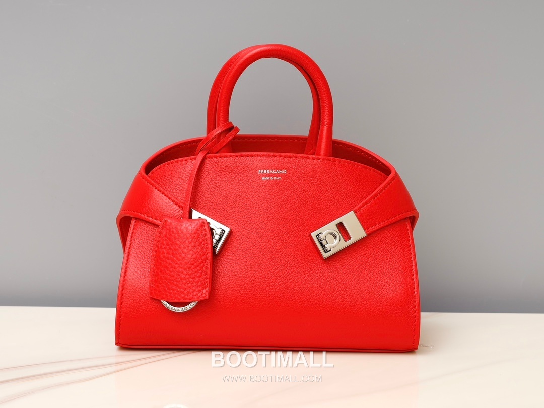 Salvatore Ferragamo Hug Nappa Calfskin Top Handle Shoulder Bag with Embrace Lock 살바토레페라가모 허그 나파 카프스킨 탑핸들 숄더백 205608 31.5cm 2