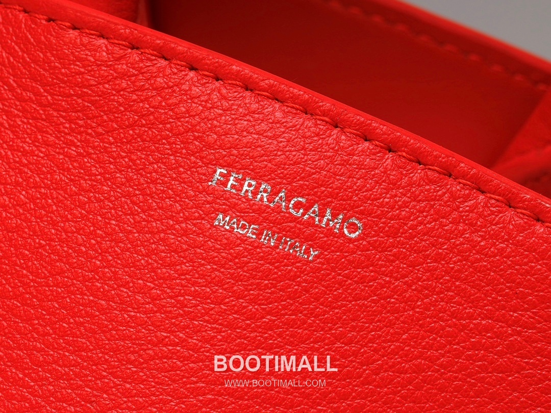 Salvatore Ferragamo Hug Nappa Calfskin Top Handle Shoulder Bag with Embrace Lock 살바토레페라가모 허그 나파 카프스킨 탑핸들 숄더백 205608 31.5cm 3