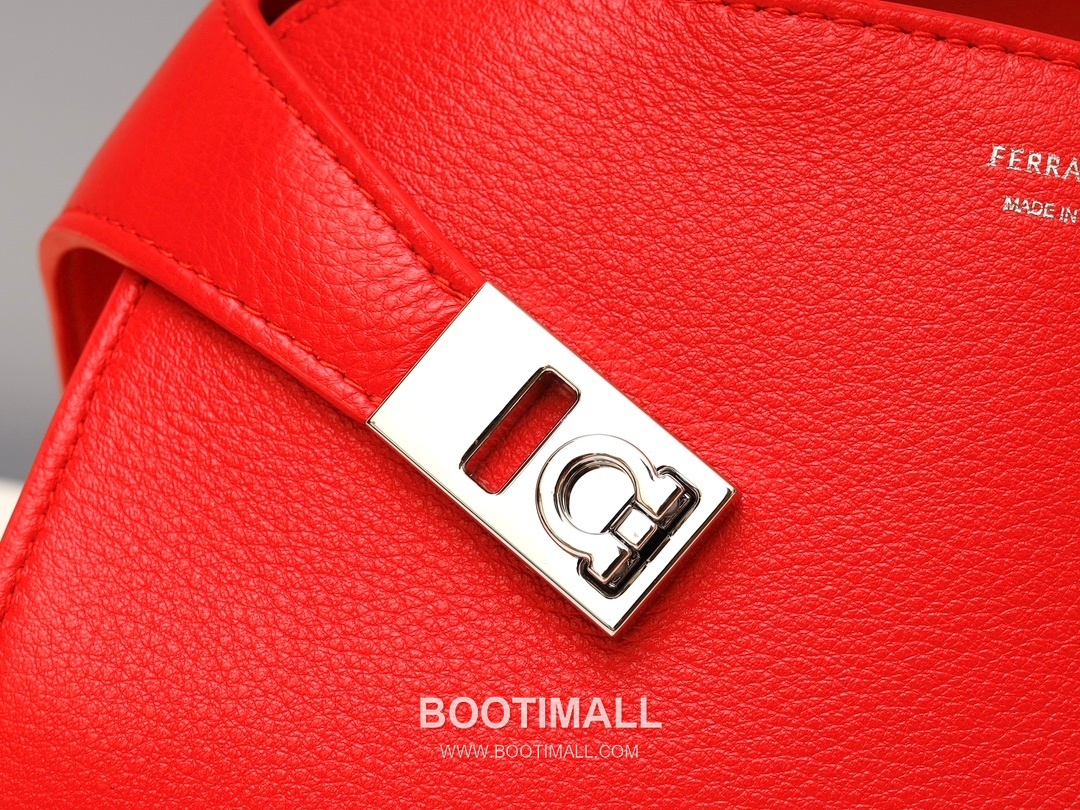 Salvatore Ferragamo Hug Nappa Calfskin Top Handle Shoulder Bag with Embrace Lock 살바토레페라가모 허그 나파 카프스킨 탑핸들 숄더백 205608 31.5cm 4