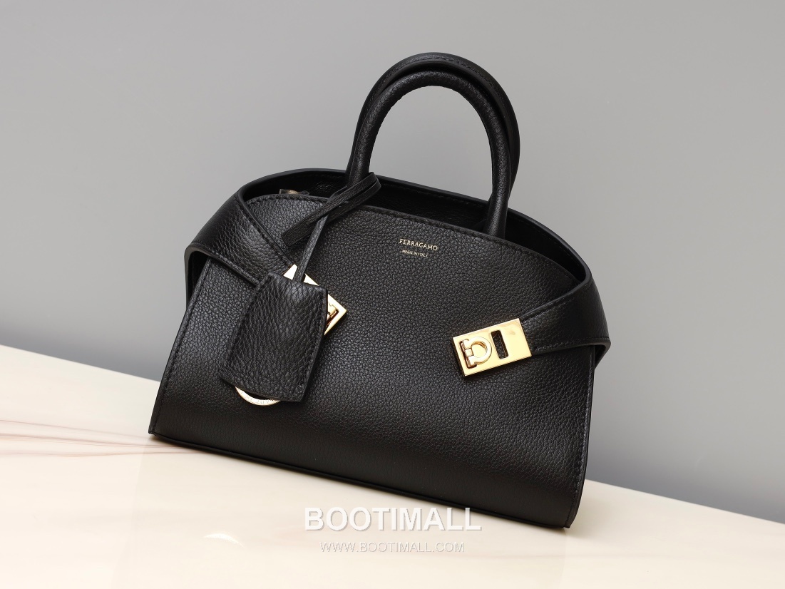 Salvatore Ferragamo Hug Nappa Calfskin Top Handle Shoulder Bag with Embrace Lock 살바토레페라가모 허그 나파 카프스킨 탑핸들 숄더백 205608 31.5cm 1