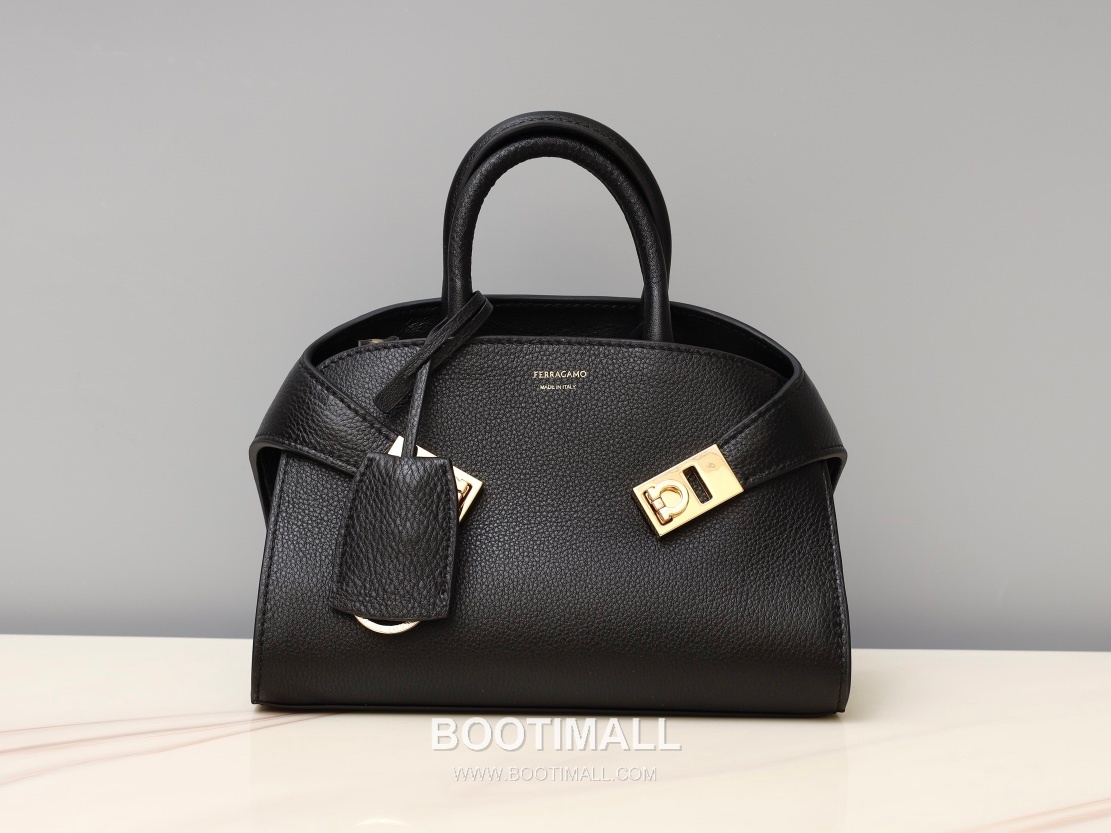 Salvatore Ferragamo Hug Nappa Calfskin Top Handle Shoulder Bag with Embrace Lock 살바토레페라가모 허그 나파 카프스킨 탑핸들 숄더백 205608 31.5cm 2