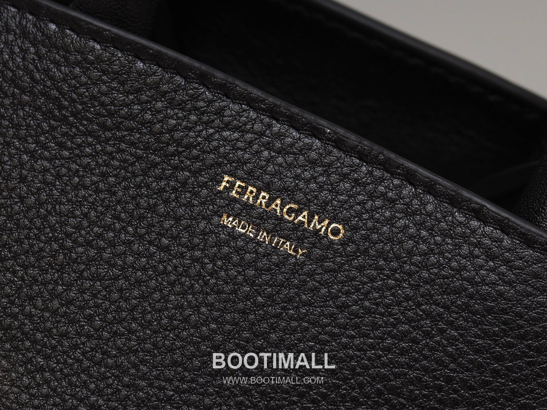 Salvatore Ferragamo Hug Nappa Calfskin Top Handle Shoulder Bag with Embrace Lock 살바토레페라가모 허그 나파 카프스킨 탑핸들 숄더백 205608 31.5cm 3