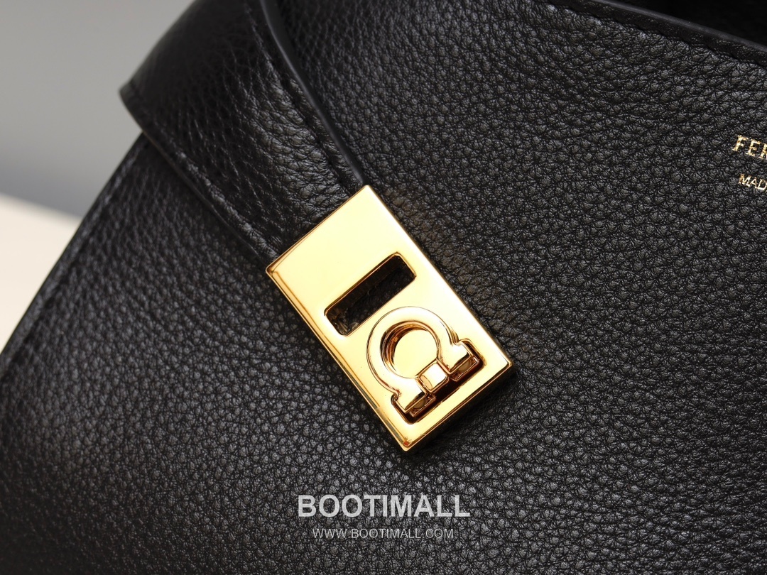 Salvatore Ferragamo Hug Nappa Calfskin Top Handle Shoulder Bag with Embrace Lock 살바토레페라가모 허그 나파 카프스킨 탑핸들 숄더백 205608 31.5cm 4