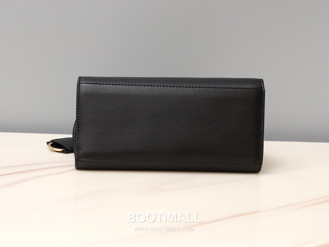 Salvatore Ferragamo Hug Nappa Calfskin Top Handle Shoulder Bag with Embrace Lock 살바토레페라가모 허그 나파 카프스킨 탑핸들 숄더백 205608 31.5cm 5