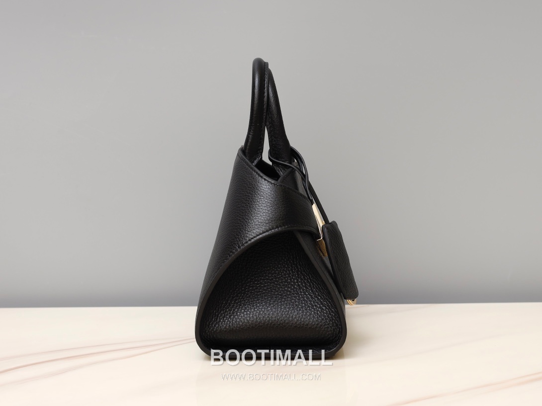 Salvatore Ferragamo Hug Nappa Calfskin Top Handle Shoulder Bag with Embrace Lock 살바토레페라가모 허그 나파 카프스킨 탑핸들 숄더백 205608 31.5cm 6