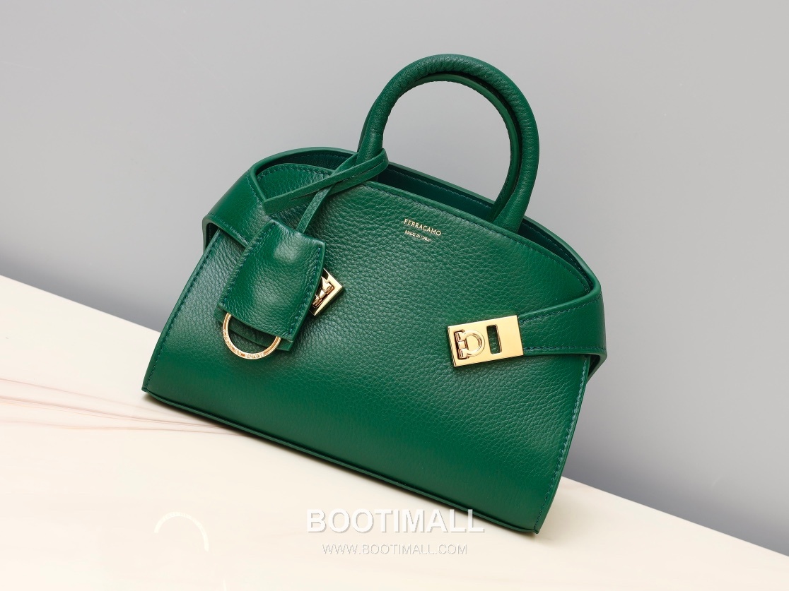 Salvatore Ferragamo Hug Nappa Calfskin Top Handle Shoulder Bag with Embrace Lock 살바토레페라가모 허그 나파 카프스킨 탑핸들 숄더백 205608 31.5cm 8