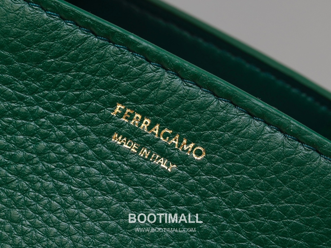 Salvatore Ferragamo Hug Nappa Calfskin Top Handle Shoulder Bag with Embrace Lock 살바토레페라가모 허그 나파 카프스킨 탑핸들 숄더백 205608 31.5cm 9