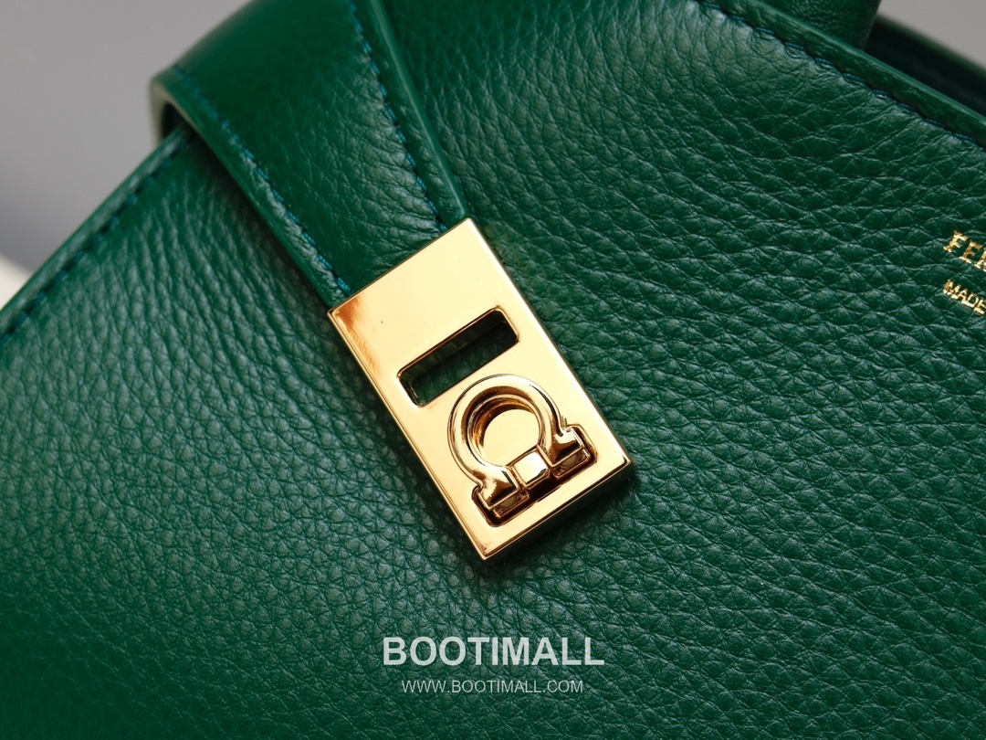 Salvatore Ferragamo Hug Nappa Calfskin Top Handle Shoulder Bag with Embrace Lock 살바토레페라가모 허그 나파 카프스킨 탑핸들 숄더백 205608 31.5cm 10