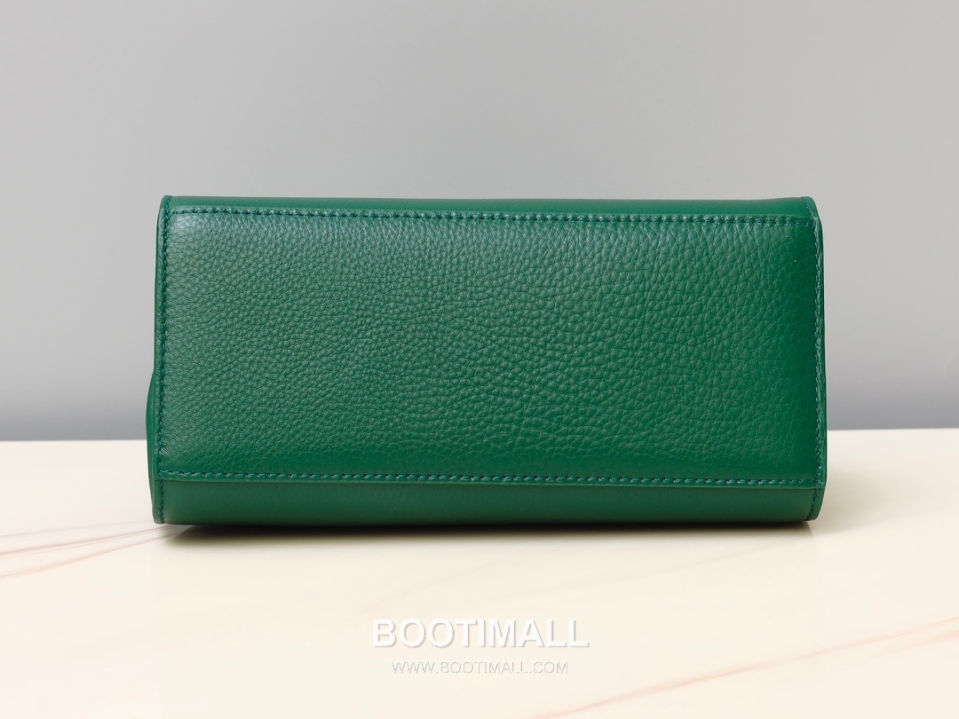 Salvatore Ferragamo Hug Nappa Calfskin Top Handle Shoulder Bag with Embrace Lock 살바토레페라가모 허그 나파 카프스킨 탑핸들 숄더백 205608 31.5cm 11