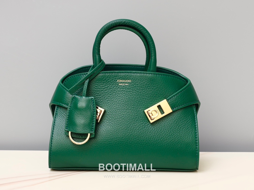 Salvatore Ferragamo Hug Nappa Calfskin Top Handle Shoulder Bag with Embrace Lock 살바토레페라가모 허그 나파 카프스킨 탑핸들 숄더백 205608 31.5cm 14