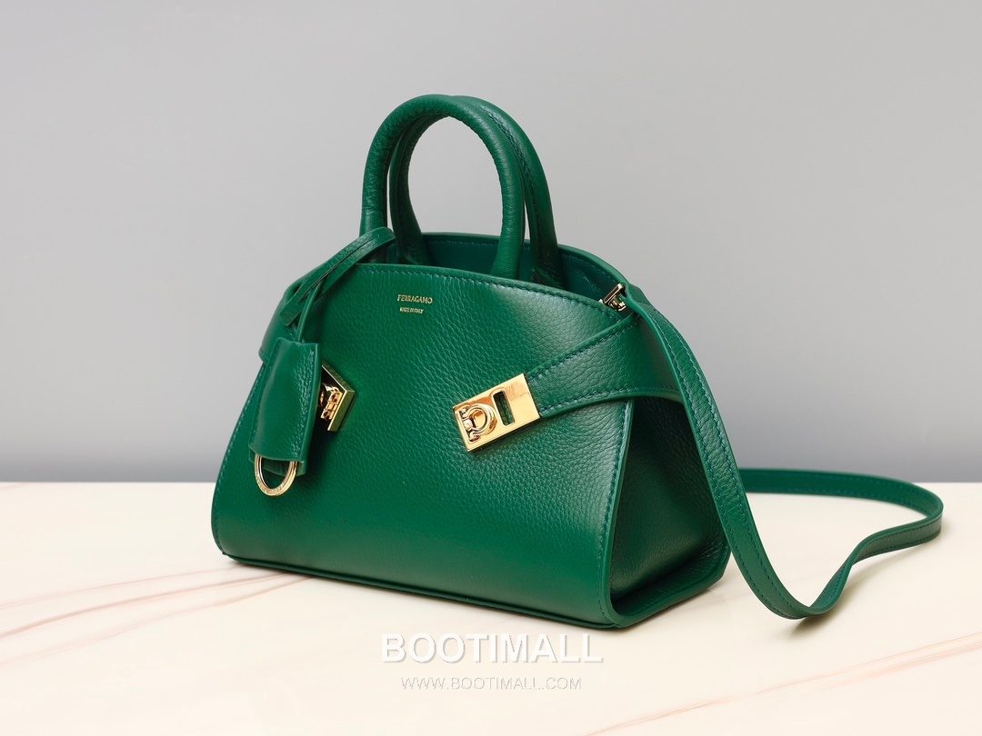 Salvatore Ferragamo Hug Nappa Calfskin Top Handle Shoulder Bag with Embrace Lock 살바토레페라가모 허그 나파 카프스킨 탑핸들 숄더백 205608 31.5cm 15