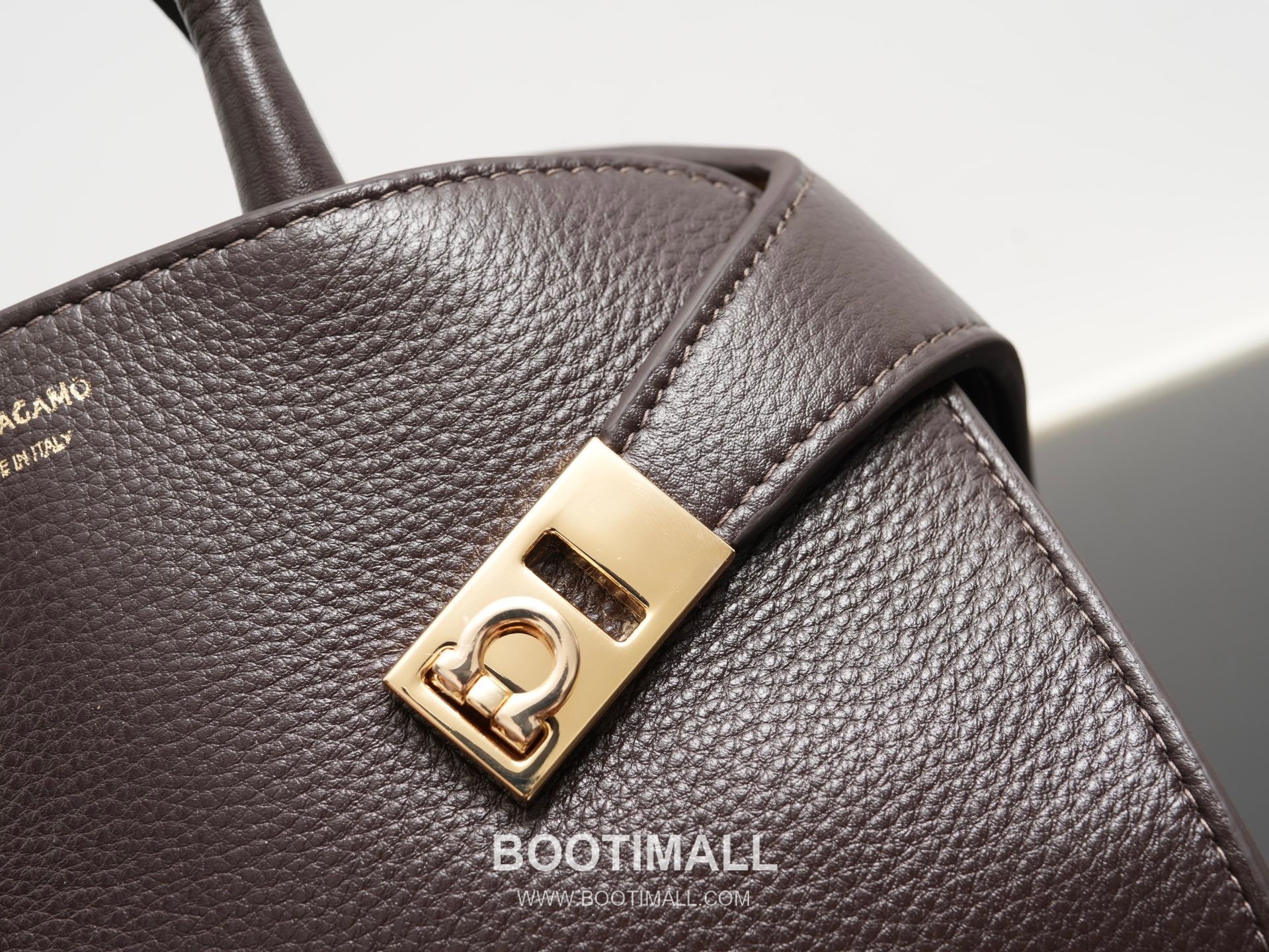 Salvatore Ferragamo Hug Nappa Calfskin Top Handle Shoulder Bag with Embrace Lock 살바토레페라가모 허그 나파 카프스킨 탑핸들 숄더백 205608 31.5cm 12