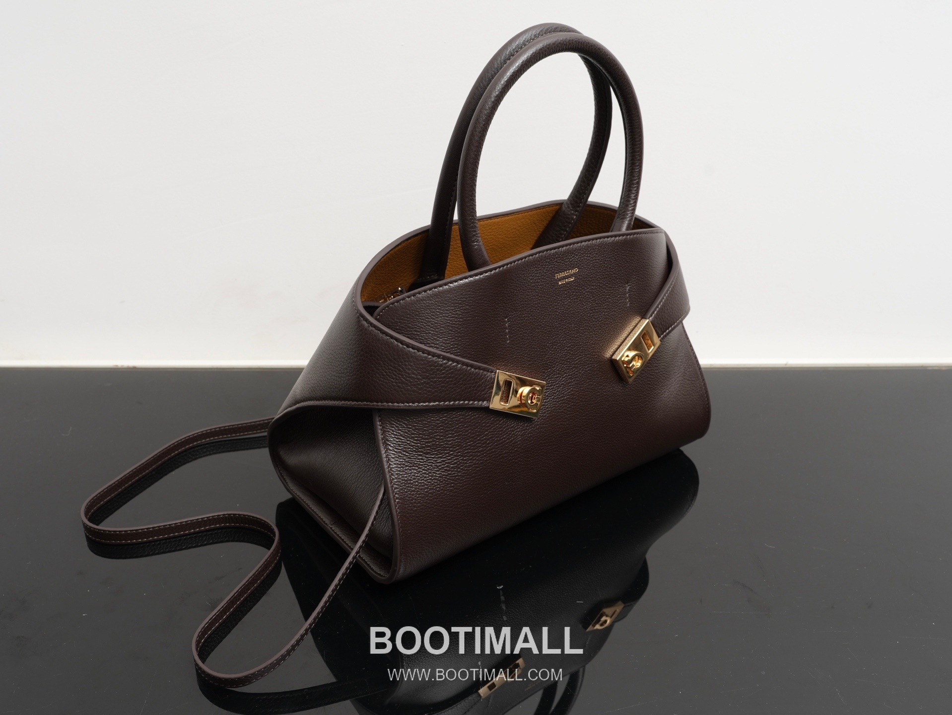 Salvatore Ferragamo Hug Nappa Calfskin Top Handle Shoulder Bag with Embrace Lock 살바토레페라가모 허그 나파 카프스킨 탑핸들 숄더백 205608 31.5cm 18