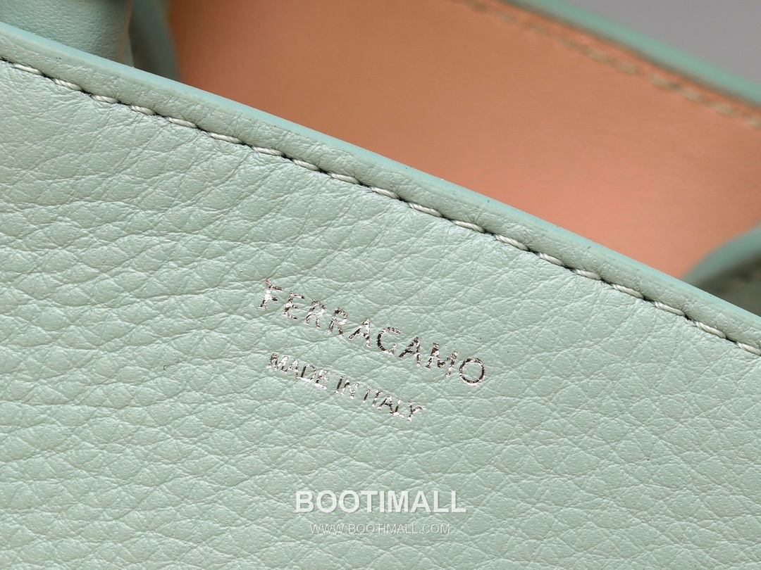 Salvatore Ferragamo Hug Nappa Calfskin Top Handle Shoulder Bag with Embrace Lock 살바토레페라가모 허그 나파 카프스킨 탑핸들 숄더백 205608 31.5cm 9