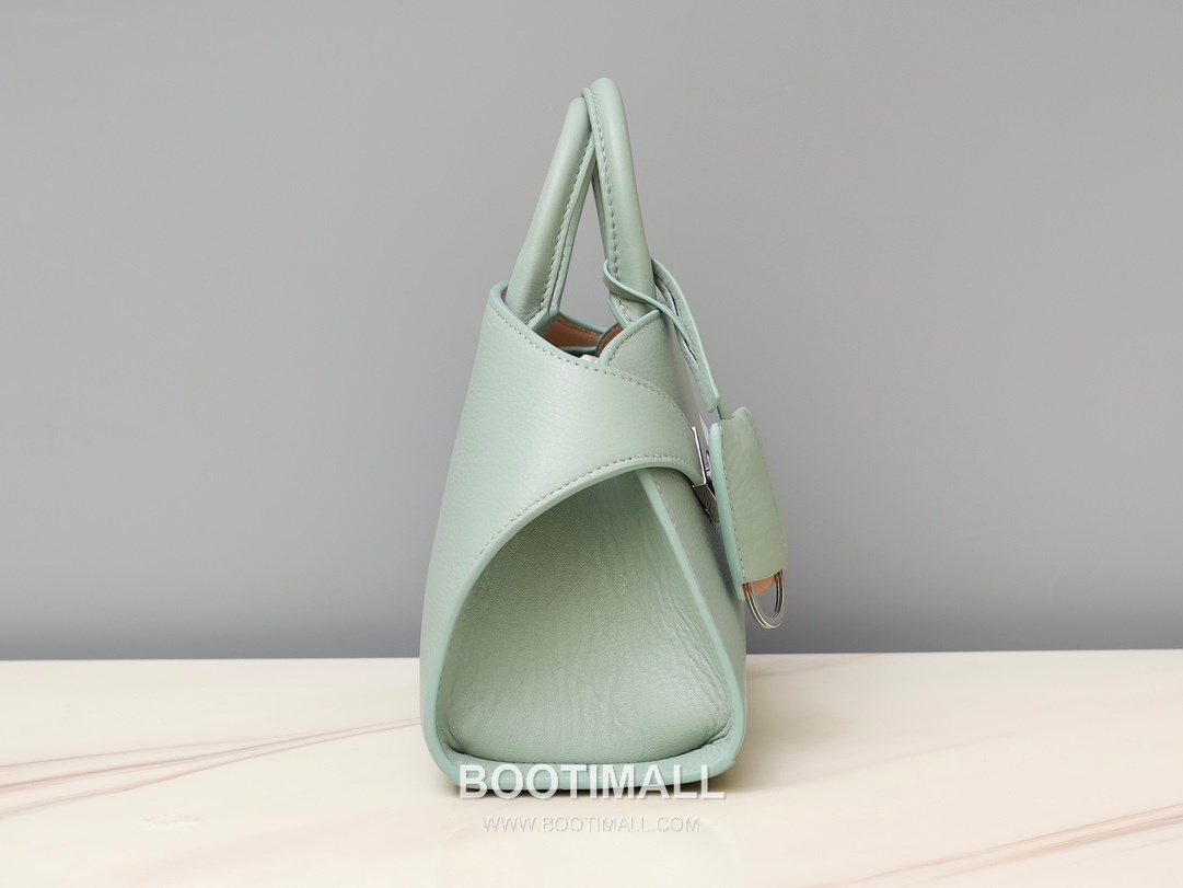 Salvatore Ferragamo Hug Nappa Calfskin Top Handle Shoulder Bag with Embrace Lock 살바토레페라가모 허그 나파 카프스킨 탑핸들 숄더백 205608 31.5cm 12