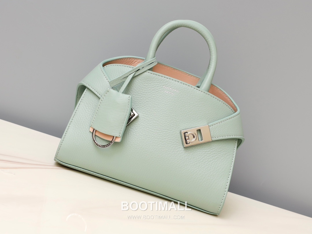 Salvatore Ferragamo Hug Nappa Calfskin Top Handle Shoulder Bag with Embrace Lock 살바토레페라가모 허그 나파 카프스킨 탑핸들 숄더백 205608 31.5cm 14