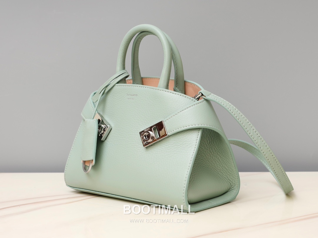 Salvatore Ferragamo Hug Nappa Calfskin Top Handle Shoulder Bag with Embrace Lock 살바토레페라가모 허그 나파 카프스킨 탑핸들 숄더백 205608 31.5cm 15